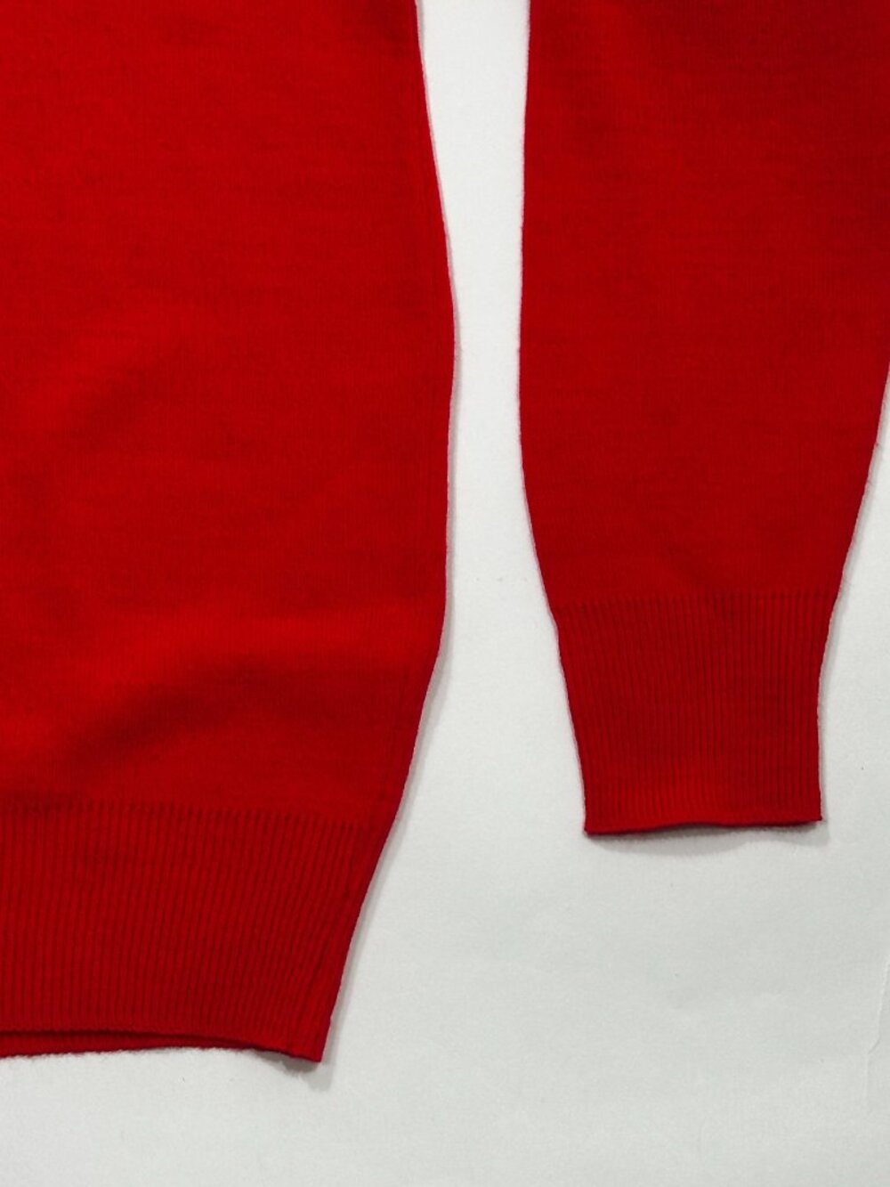 Vintage IZOD Mens Large Red V-Neck Sweater Acrylic Embroidered Crest Preppy USA - Picture 6 of 16